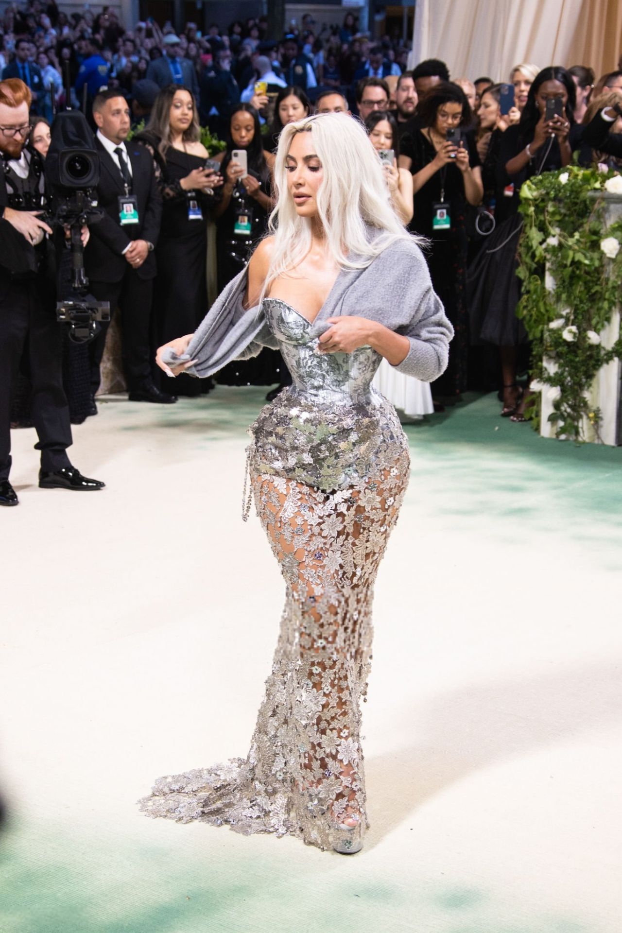 KIM KARDASHIAN AT MET GALA 2024 IN NEW YORK CITY05